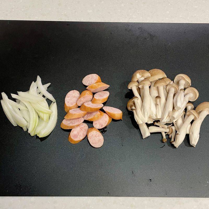 ヤマキ公式の「きのことソーセージの和風クリームスープパスタ」のレシピ