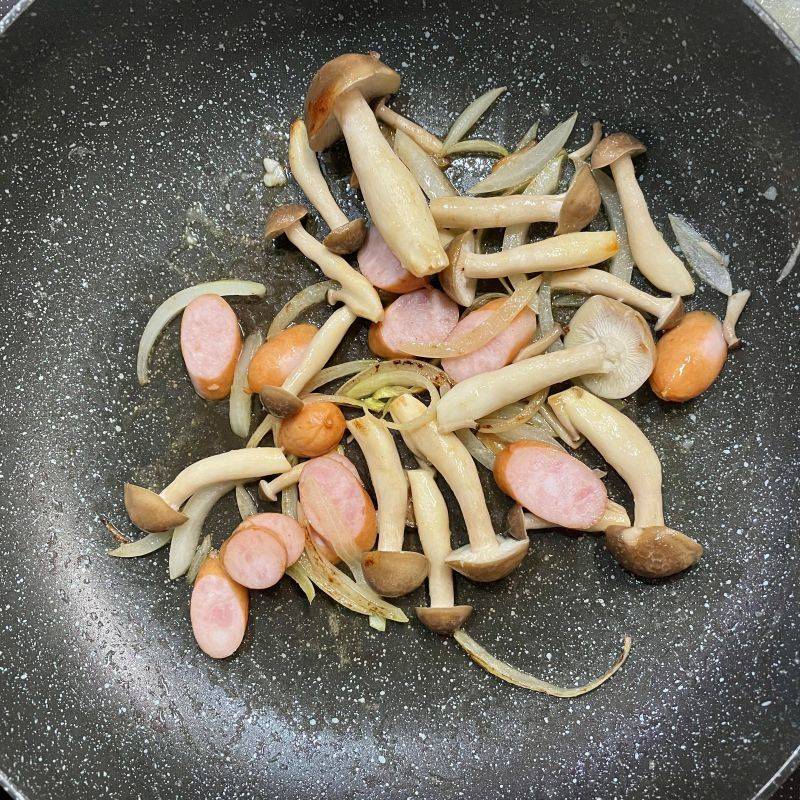 ヤマキ公式の「きのことソーセージの和風クリームスープパスタ」のレシピ