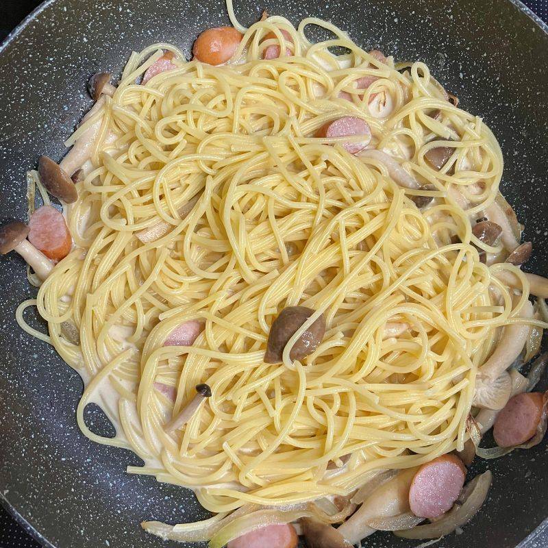 ヤマキ公式の「きのことソーセージの和風クリームスープパスタ」のレシピ