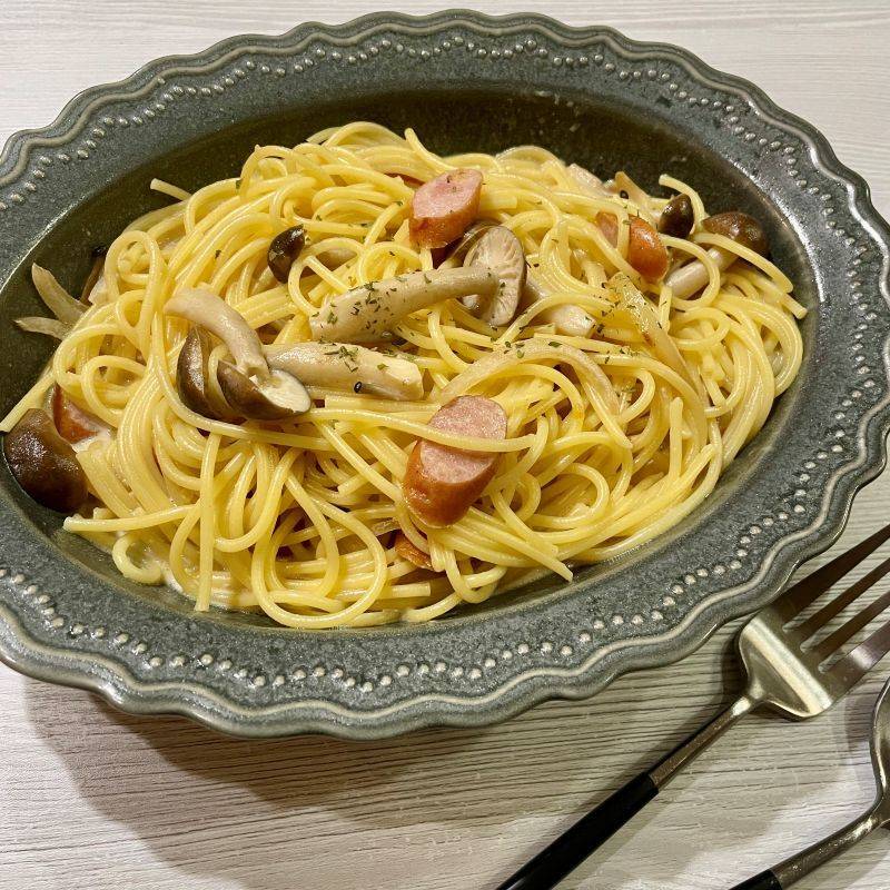 ヤマキ公式の「きのことソーセージの和風クリームスープパスタ」のレシピ