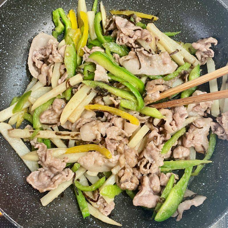 くらこん公式の「塩こんぶで青椒肉絲」のレシピ