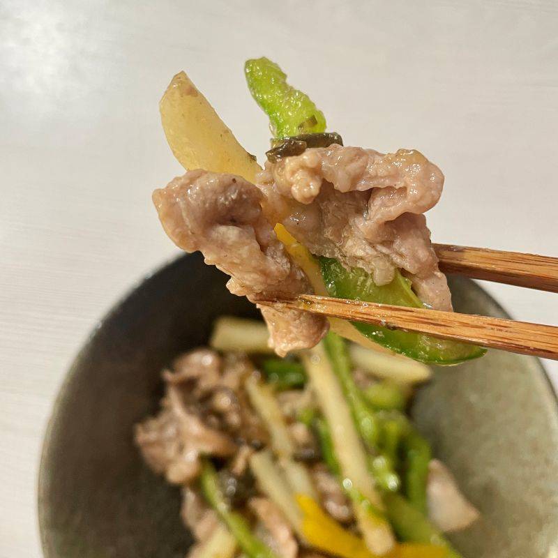 くらこん公式の「塩こんぶで青椒肉絲」のレシピ