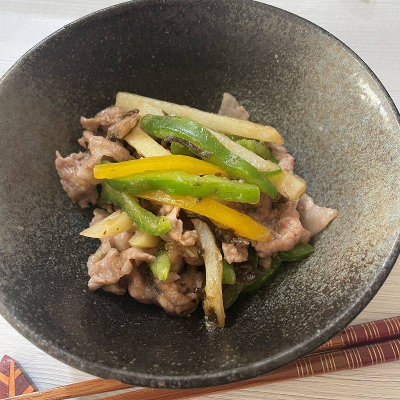 くらこん公式の「塩こんぶで青椒肉絲」のレシピ