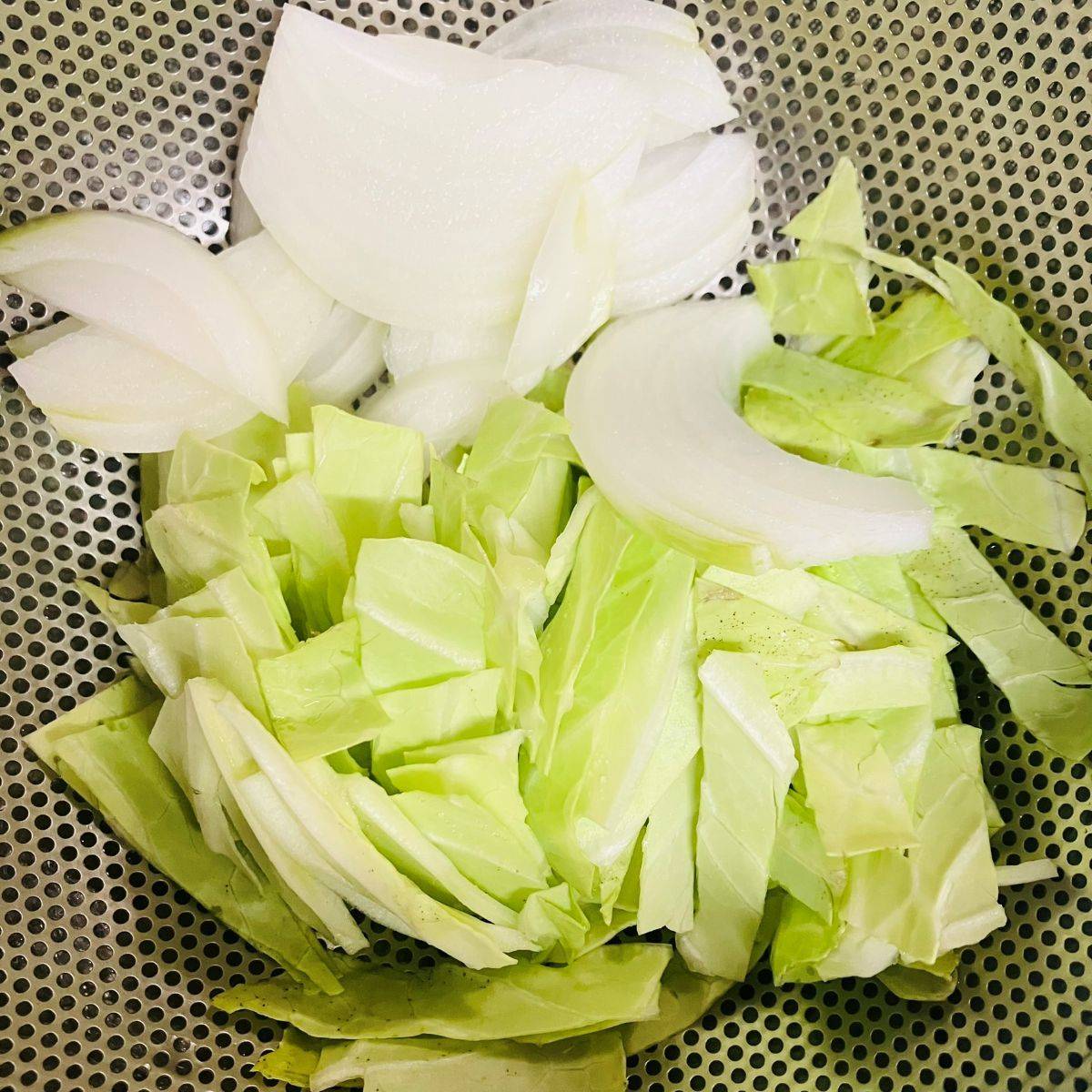 マルちゃん公式の「ソーセージとキャベツの粒マスタード焼そば」のレシピ