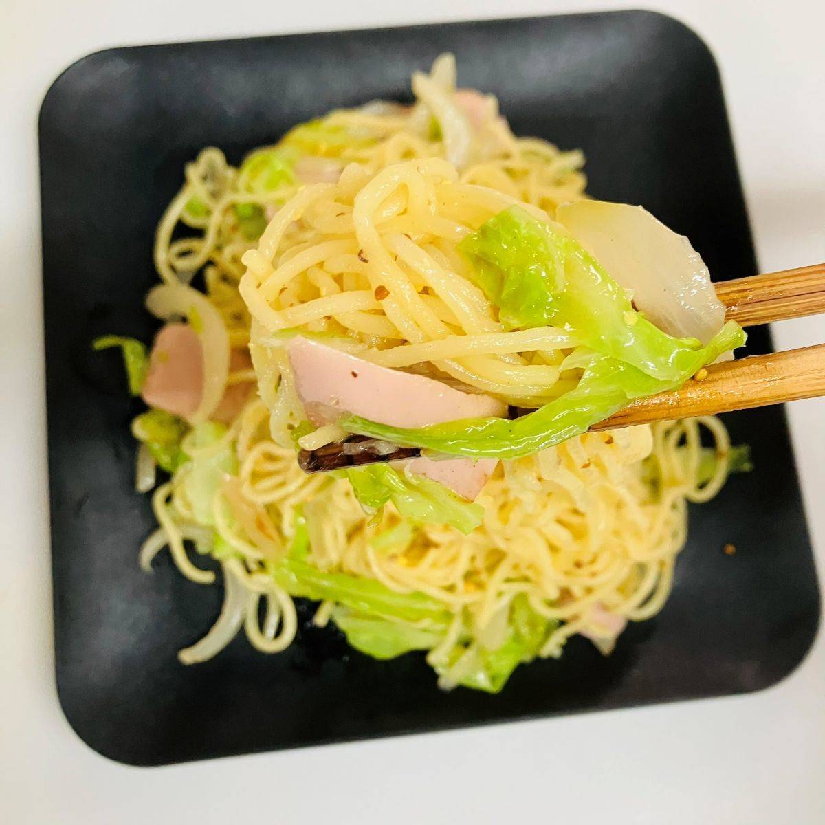 マルちゃん公式の「ソーセージとキャベツの粒マスタード焼そば」のレシピ