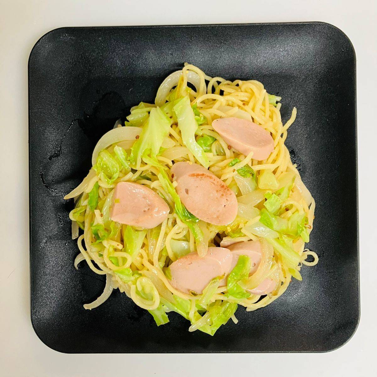 マルちゃん公式の「ソーセージとキャベツの粒マスタード焼そば」のレシピ