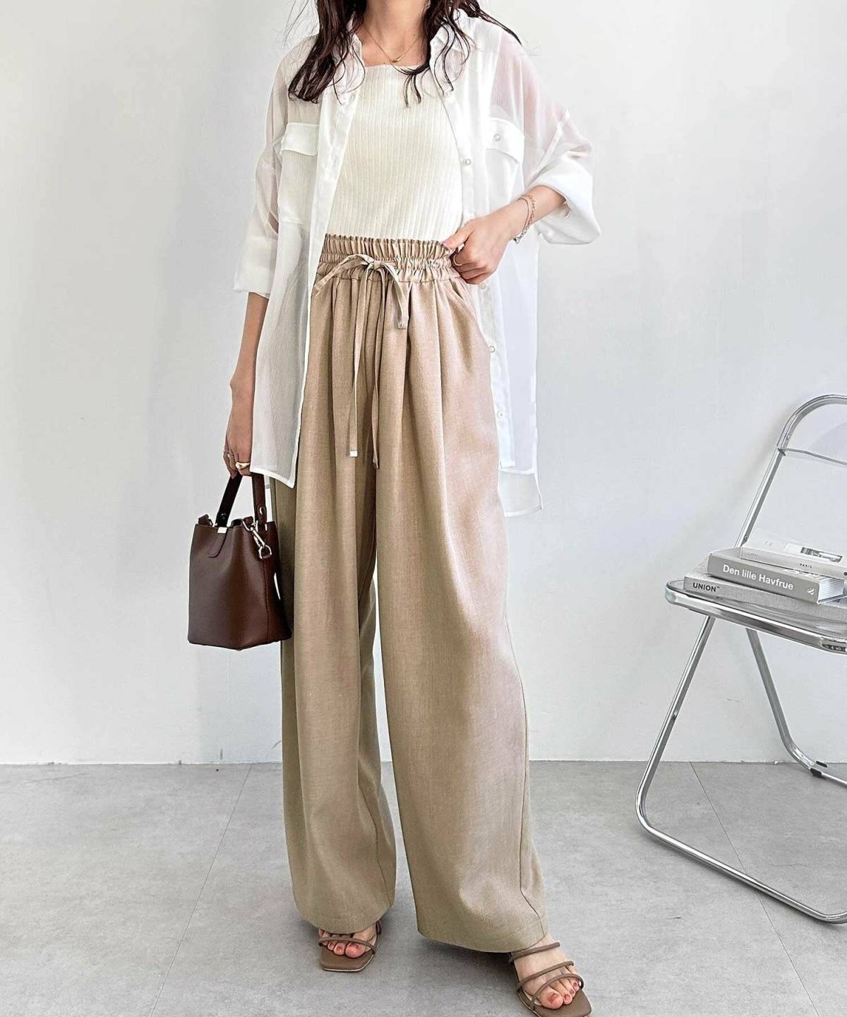 ベージュサンダルの夏コーデ