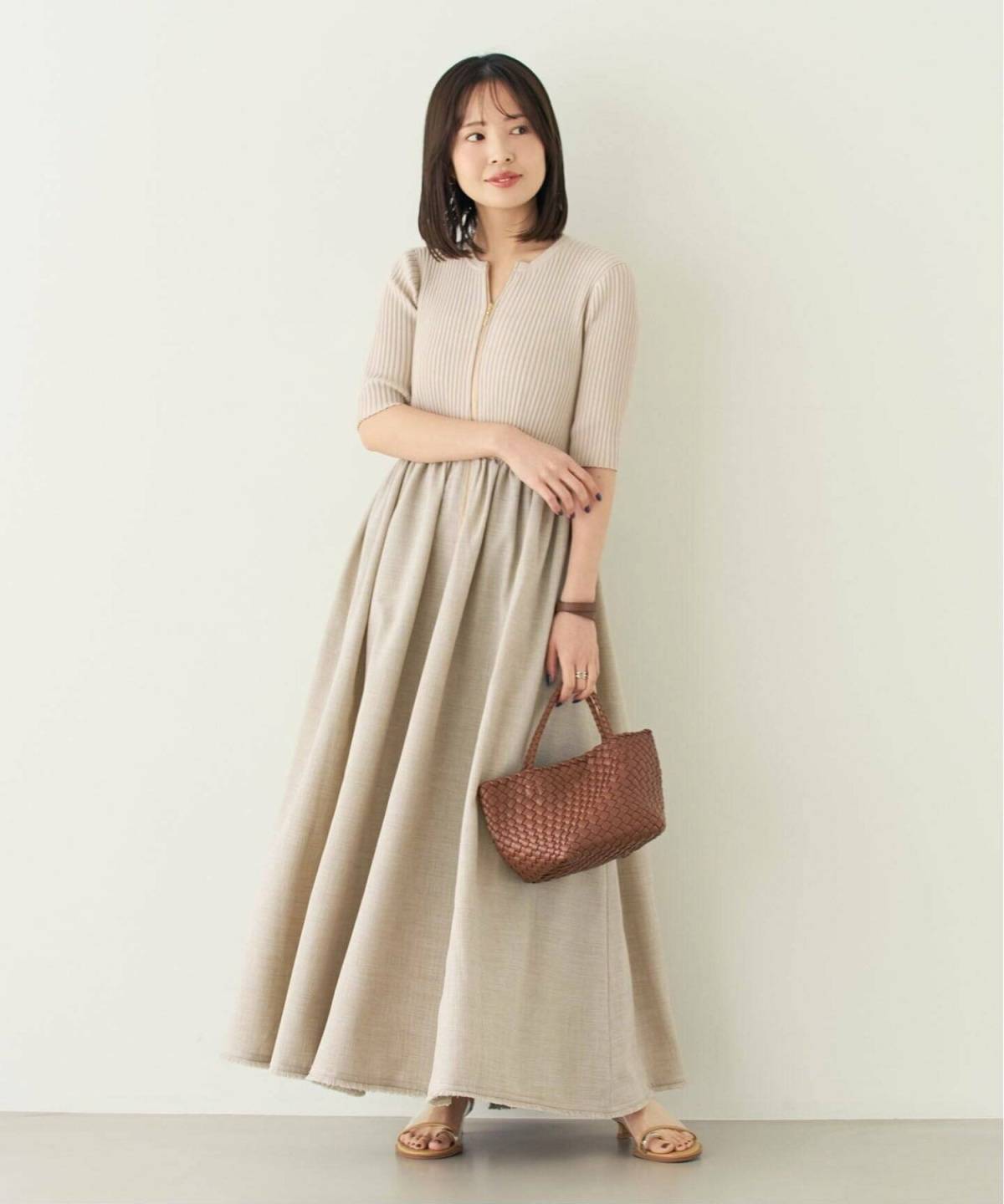 ベージュサンダルの夏コーデ