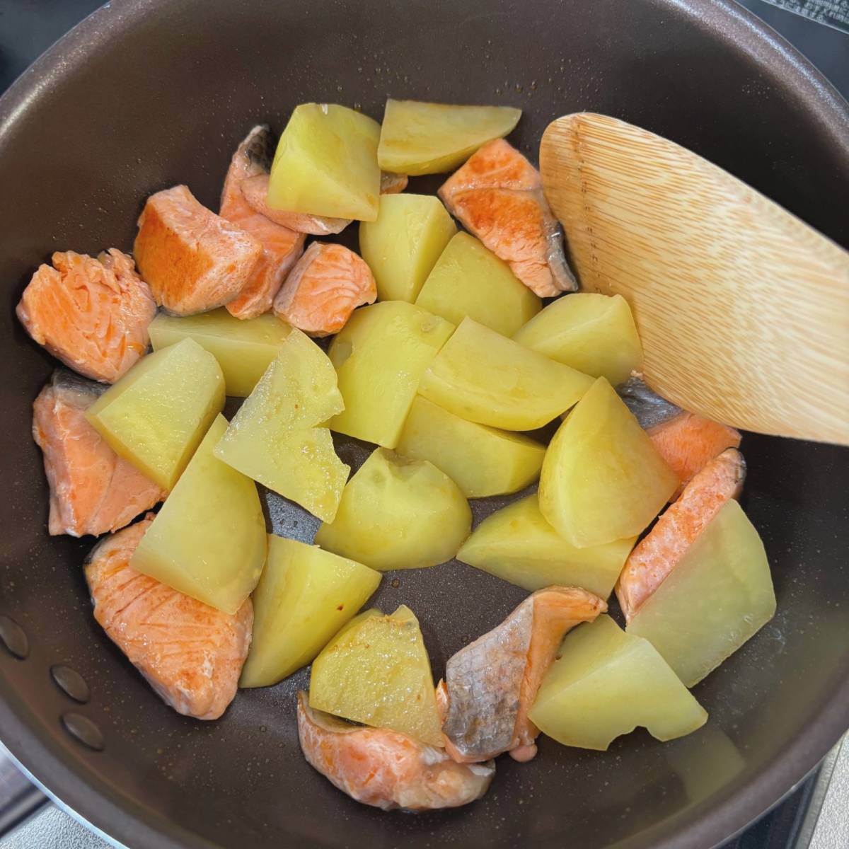 JAグループ公式の「サク！ホク！ジューシー鮭とじゃがいもの炒め物」のレシピ