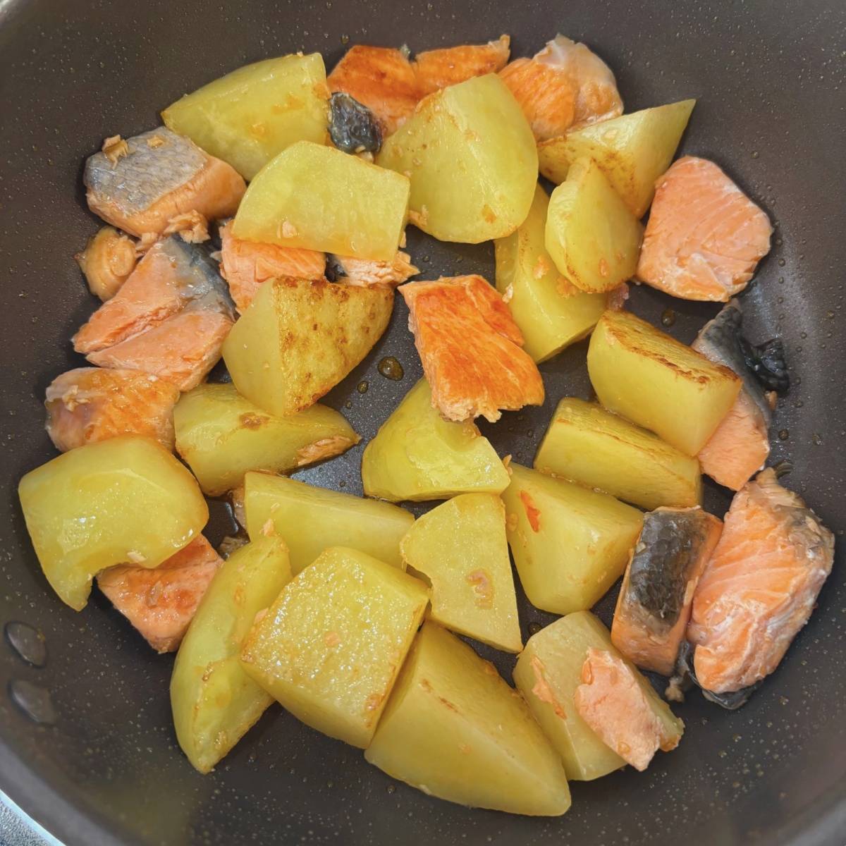 JAグループ公式の「サク！ホク！ジューシー鮭とじゃがいもの炒め物」のレシピ