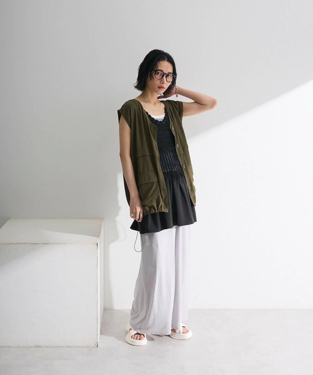 白サンダルを使った夏コーデ ミリタリーベスト×リラックスパンツ