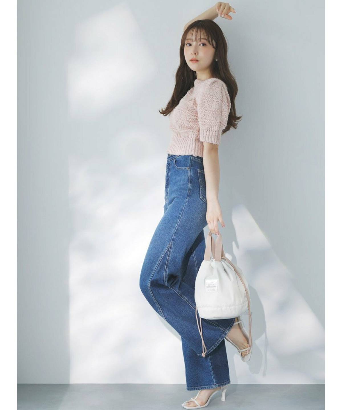 白サンダルを使った夏コーデ ニット×デニム