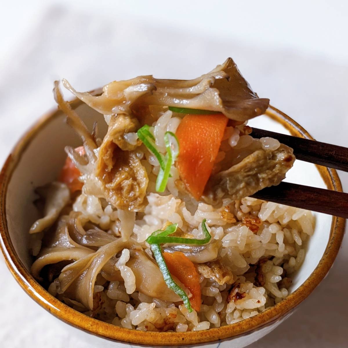 JAグループ公式の「舞茸とお揚げの炊き込みごはん」のレシピ