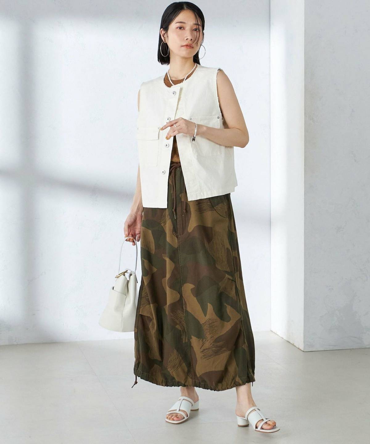 白サンダルを使った夏コーデ ミリタリースカート