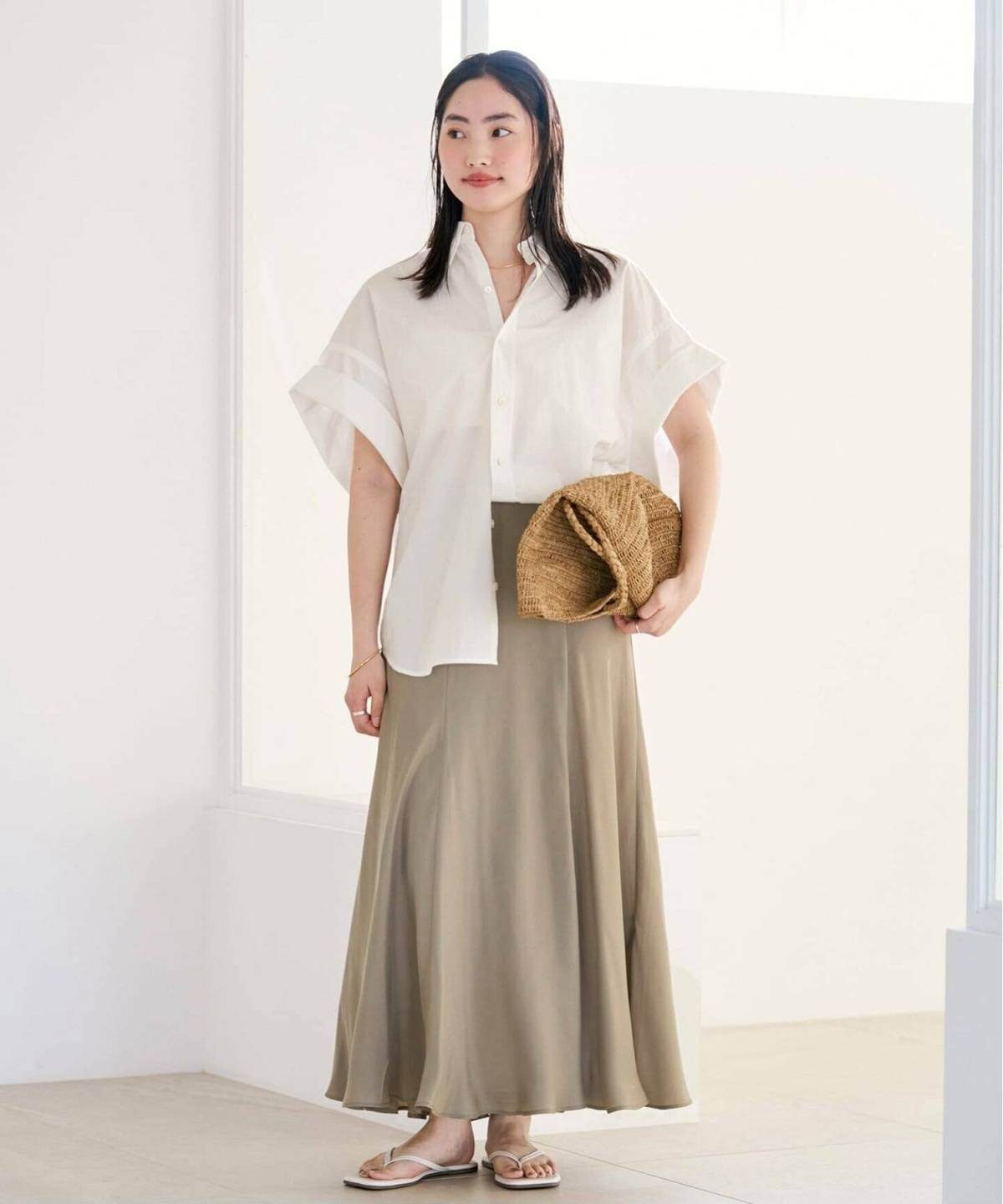 白サンダルを使った夏コーデ 白シャツ×ベージュスカート