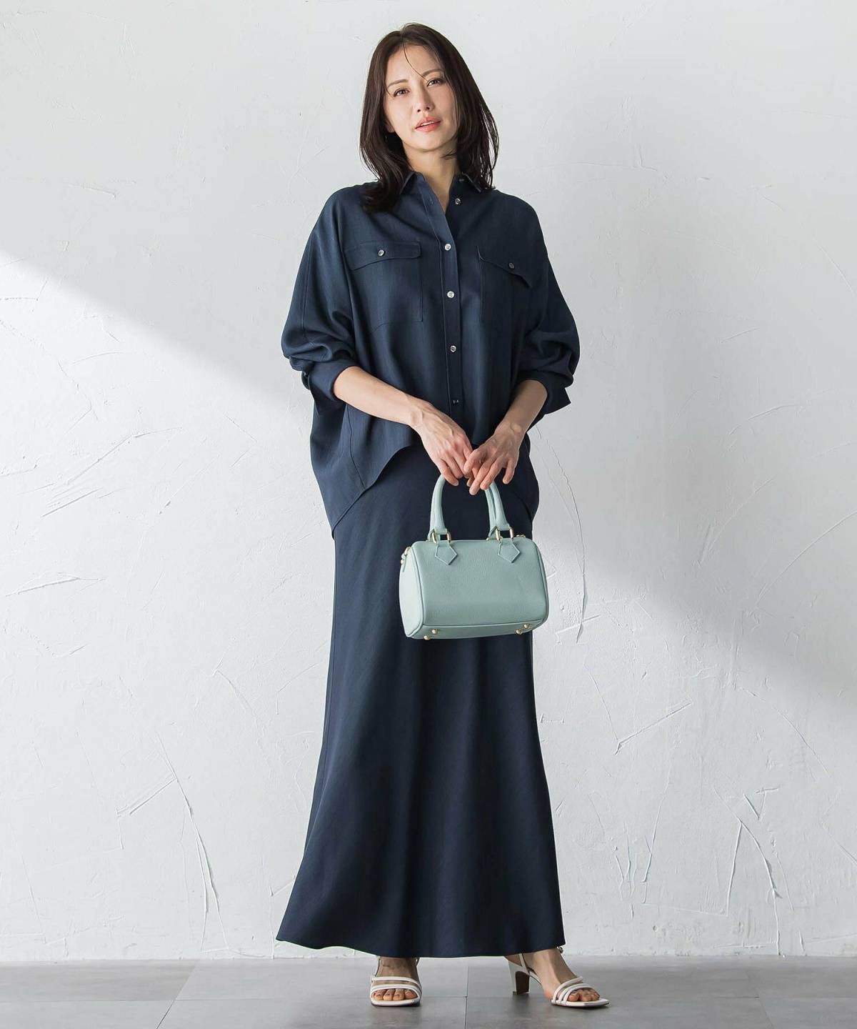 白サンダルを使った夏コーデ オールネイビー