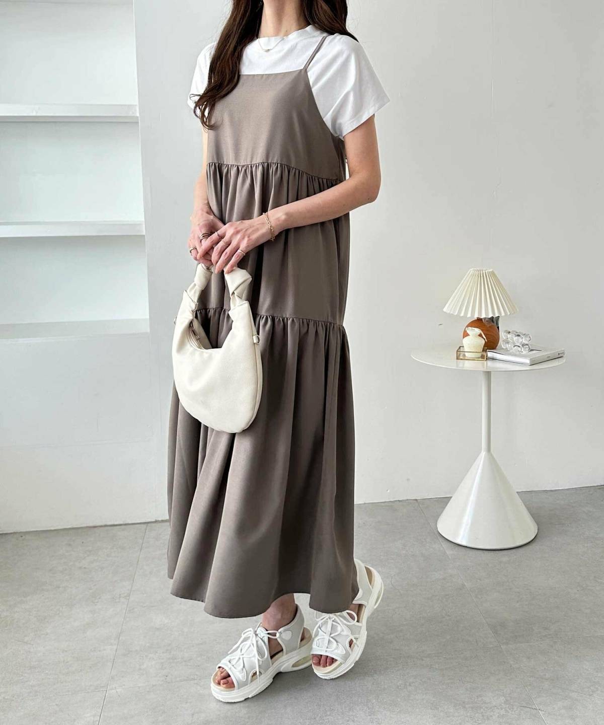 白サンダルを使った夏コーデ キャミワンピ