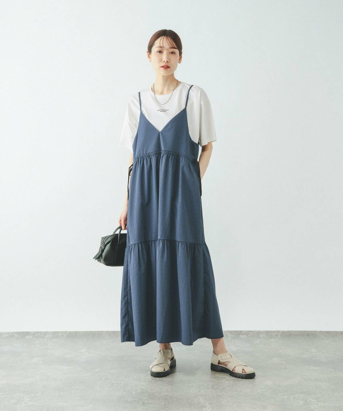 白サンダルを使った夏コーデ グルカサンダル