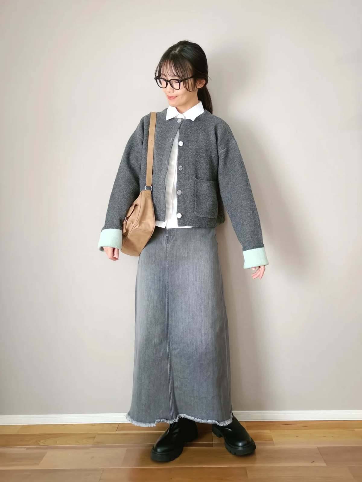 カーディガンを羽織ってデニムスカートを穿く♡
