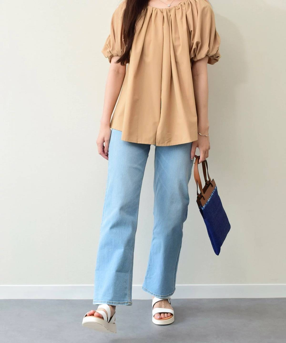 白サンダルを使った夏コーデ ブラウス×デニム