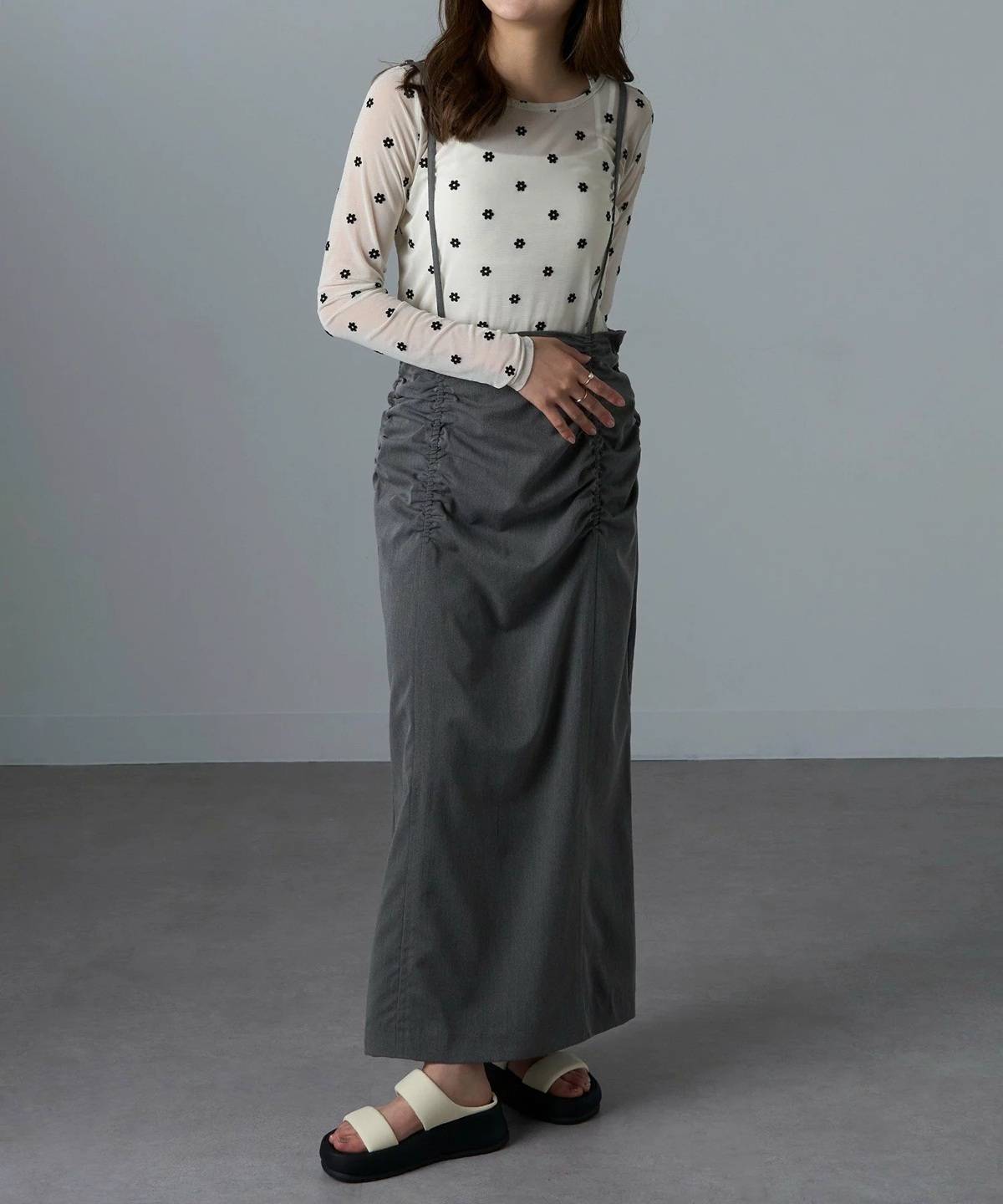 白サンダルを使った夏コーデ シアートップス×スカート