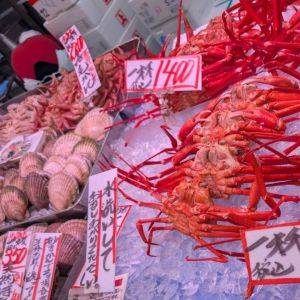 めずらしい魚や美味しいお惣菜も！いつ行っても活気がある「角上魚類」