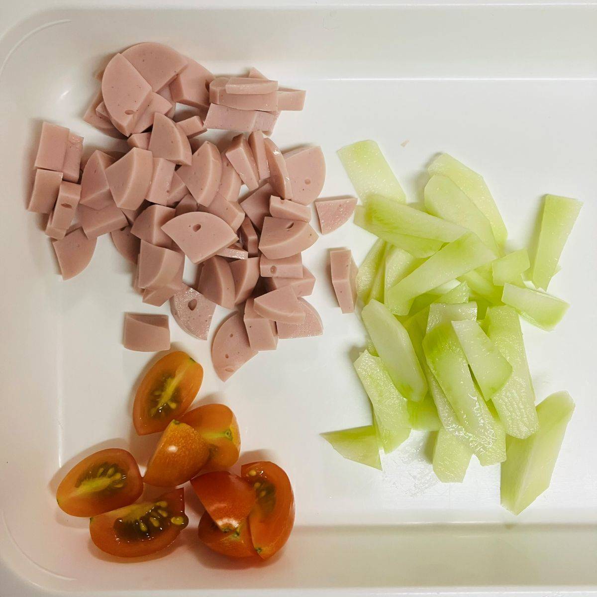 ニッスイ公式の「おさかなのソーセージの彩りカップオムレツ」のレシピ