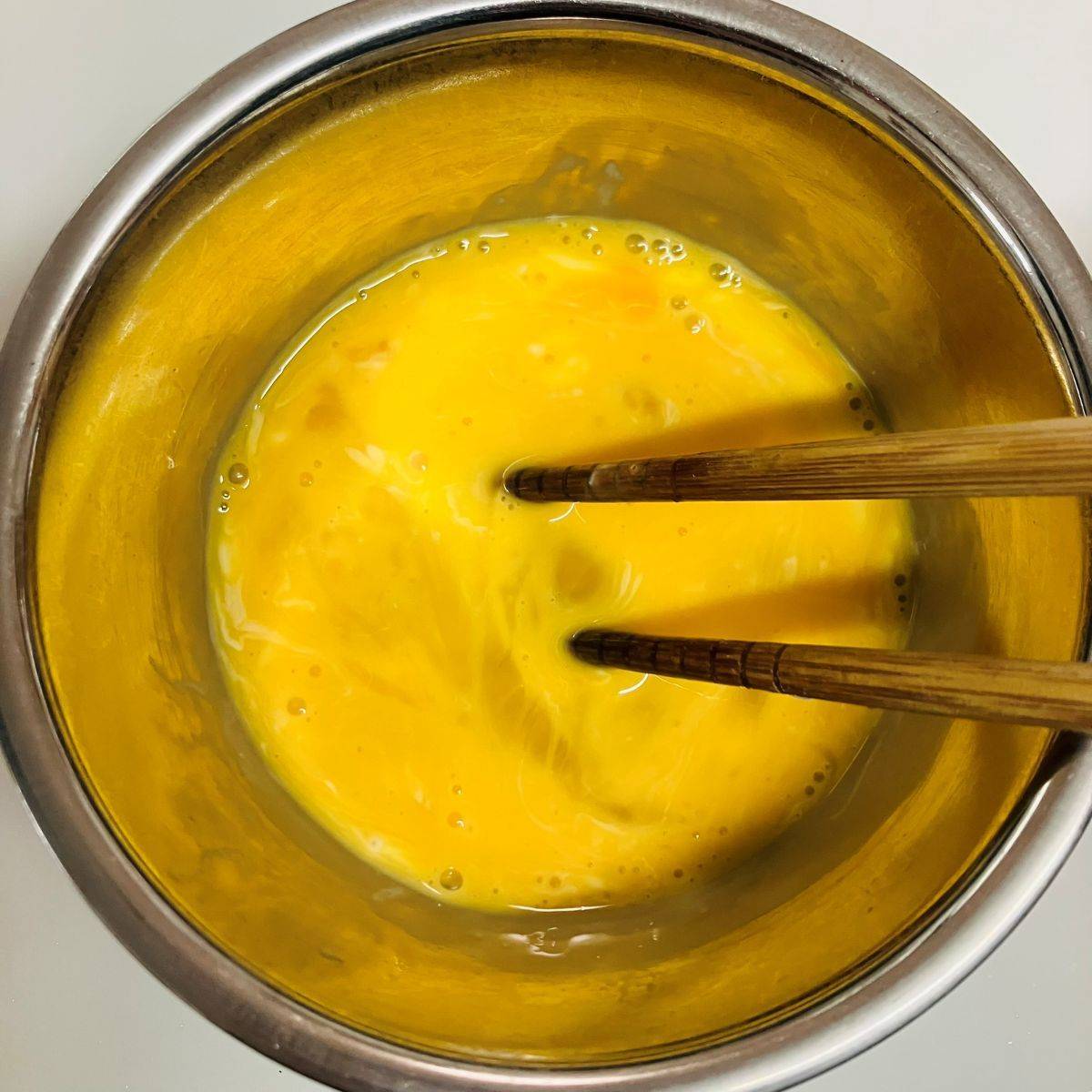 ニッスイ公式の「おさかなのソーセージの彩りカップオムレツ」のレシピ