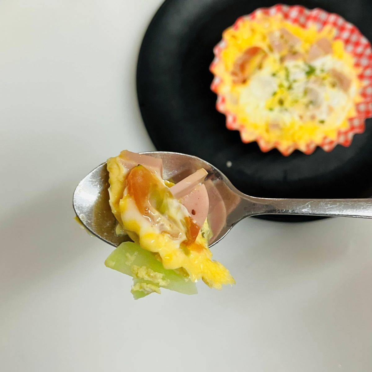 ニッスイ公式の「おさかなのソーセージの彩りカップオムレツ」のレシピ