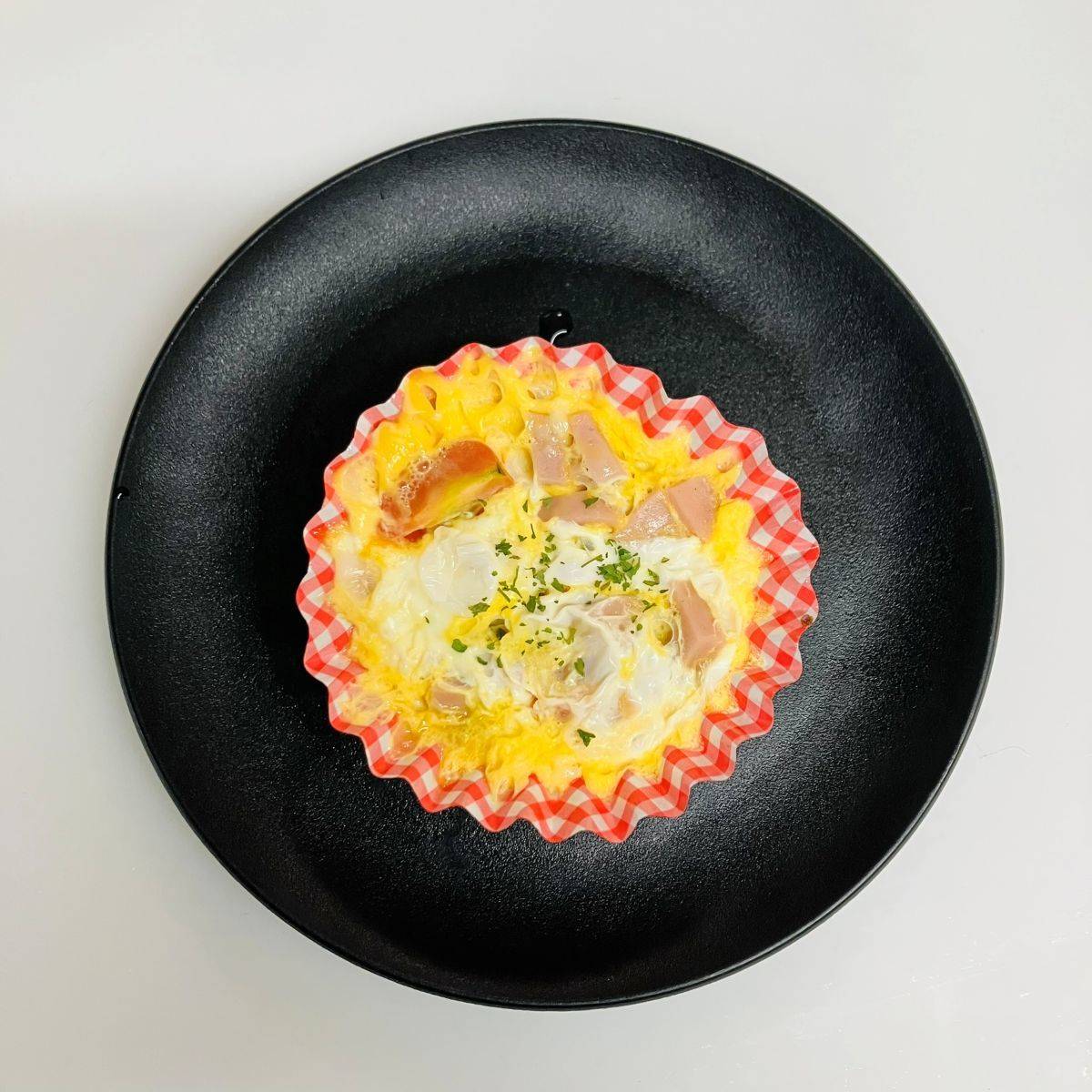 ニッスイ公式の「おさかなのソーセージの彩りカップオムレツ」のレシピ