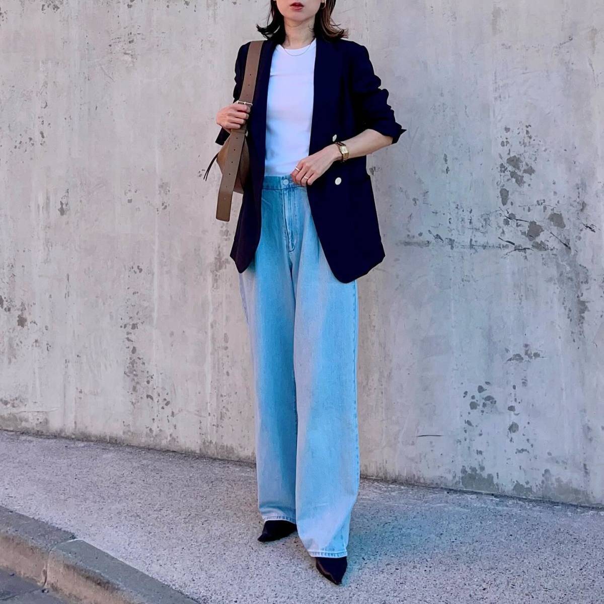 白Tシャツ×ネイビージャケット