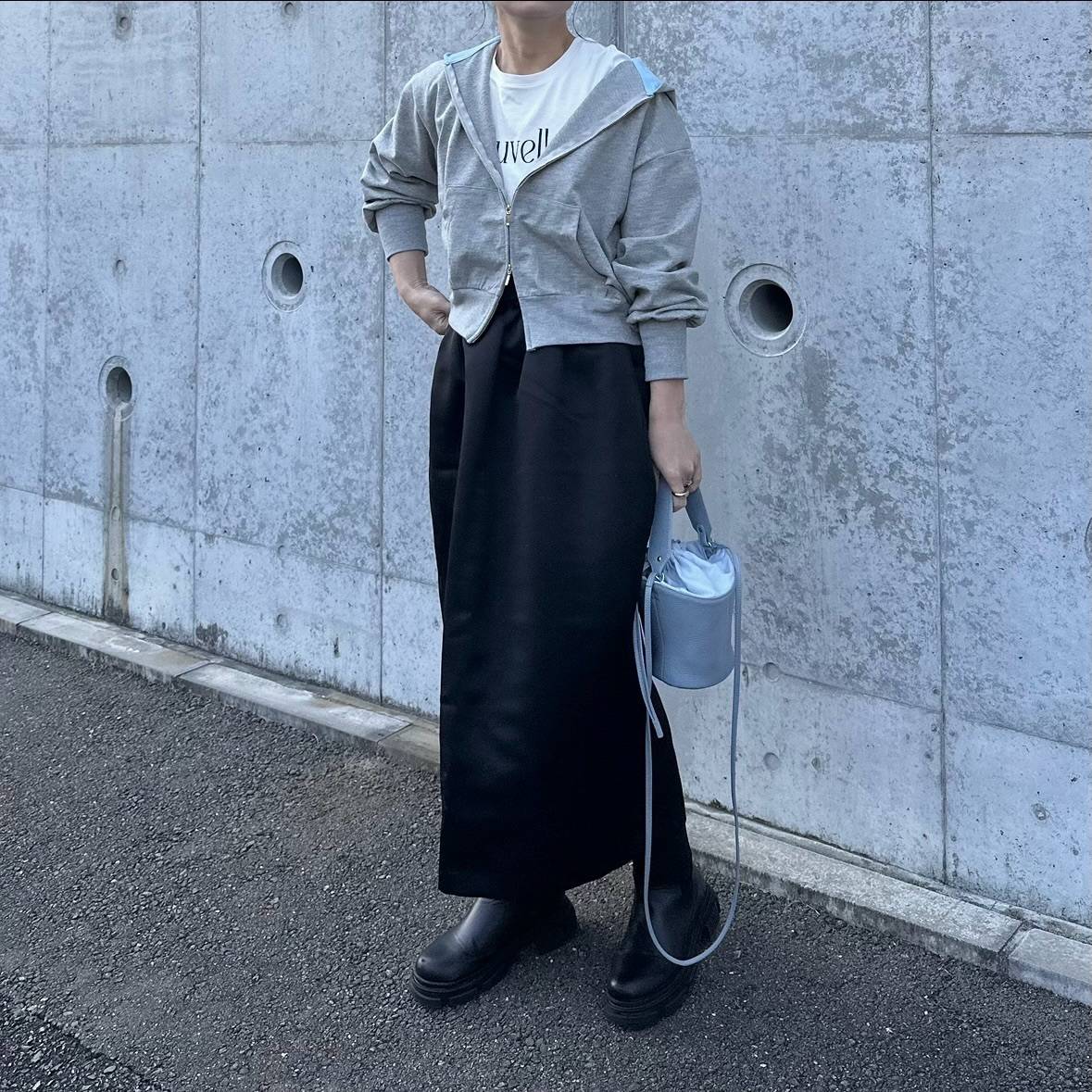 グレー×黒の濃色コーデ