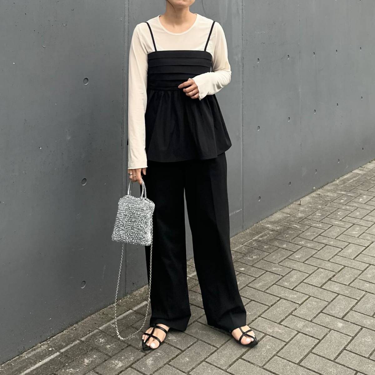 重ね着をしたモノトーンコーデ