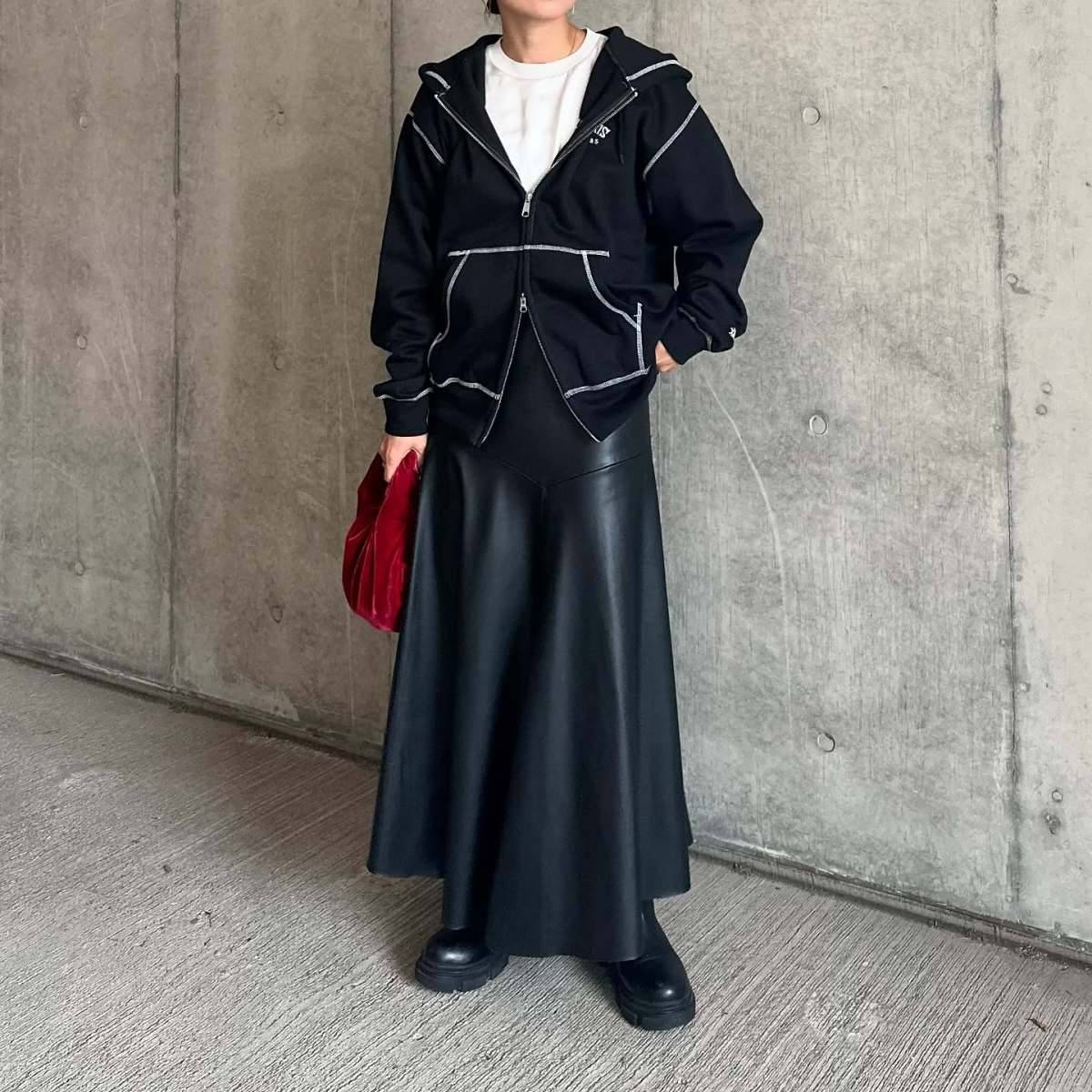 素材感の差を意識したブラックコーデ