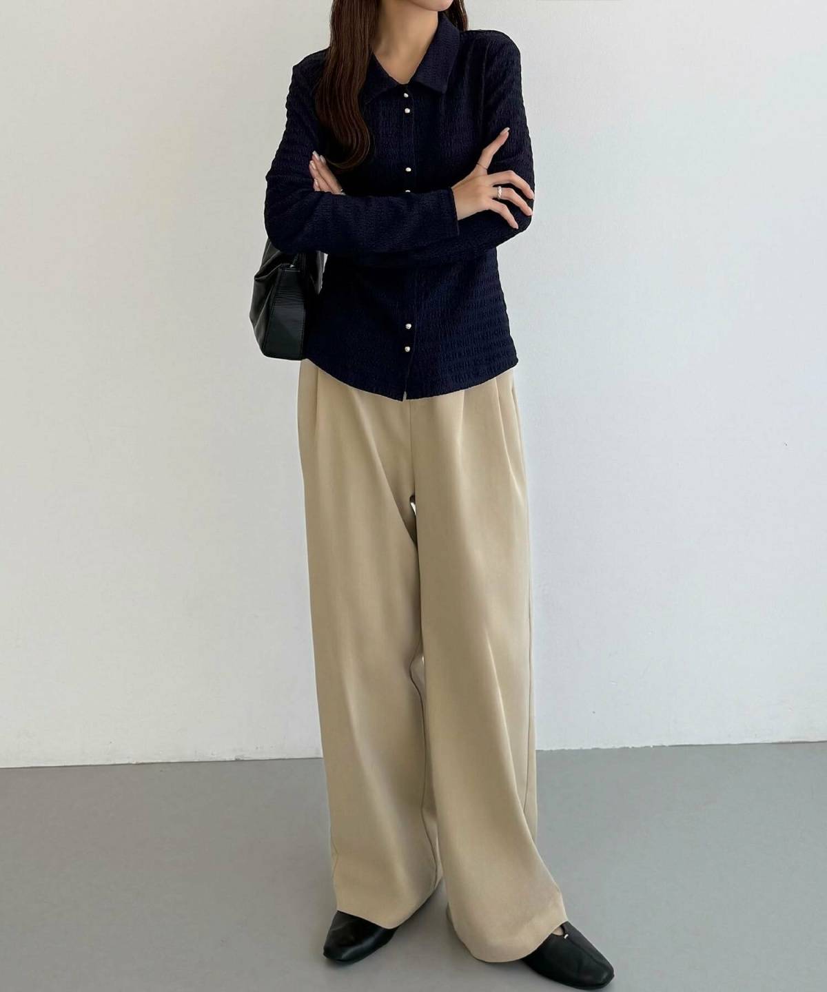 ネイビーのポロシャツを使ったレディースコーデ ベージュのパンツ