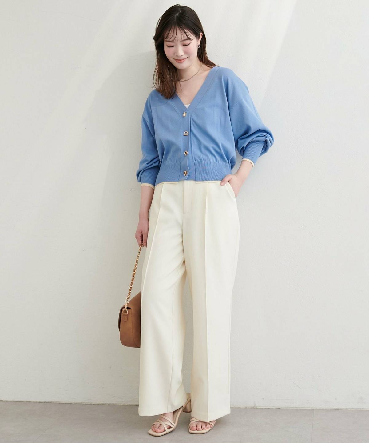 水色カーディガンの夏コーデ 白パンツ