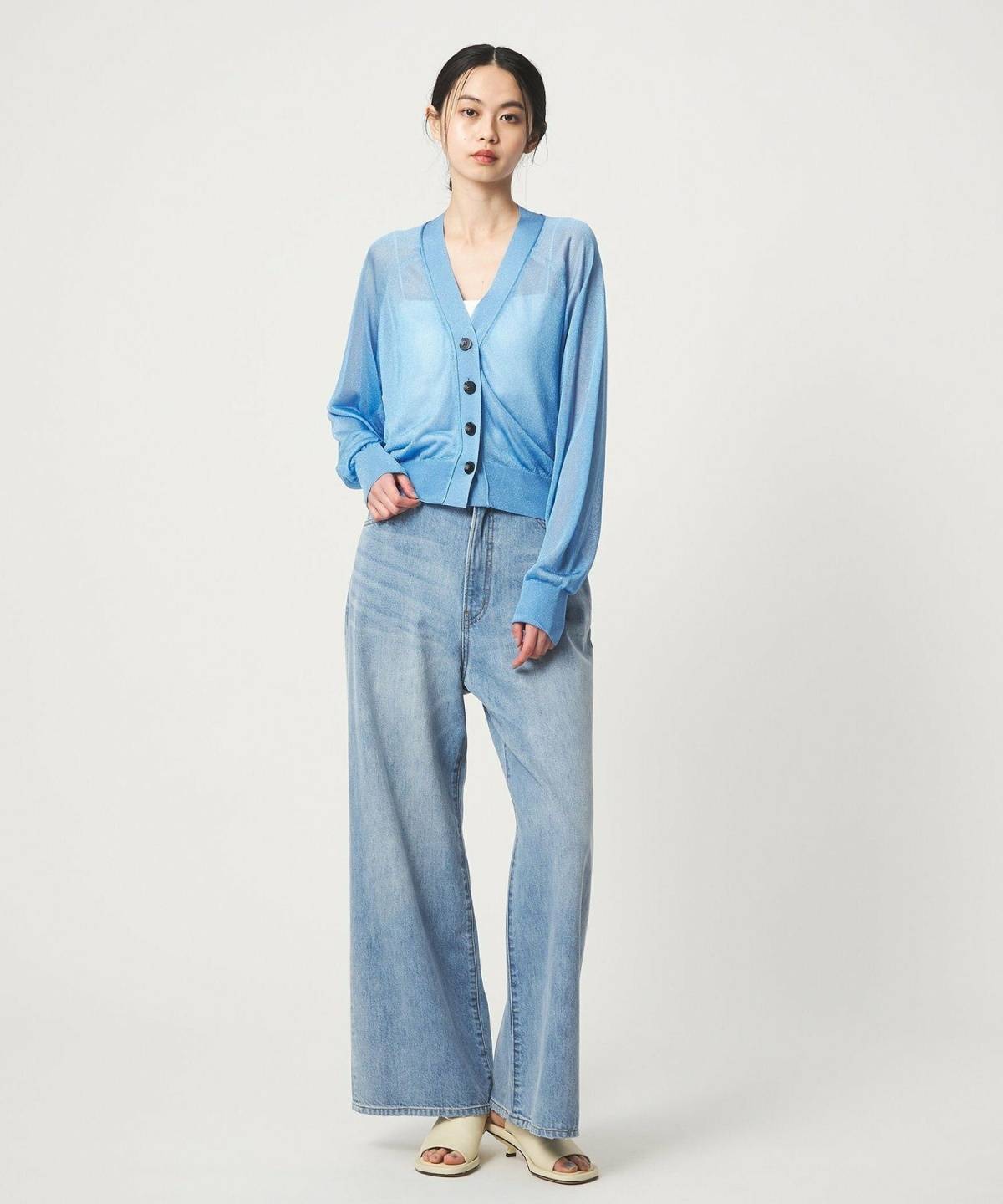 夏の水色カーディガンコーデ デニム サンダル
