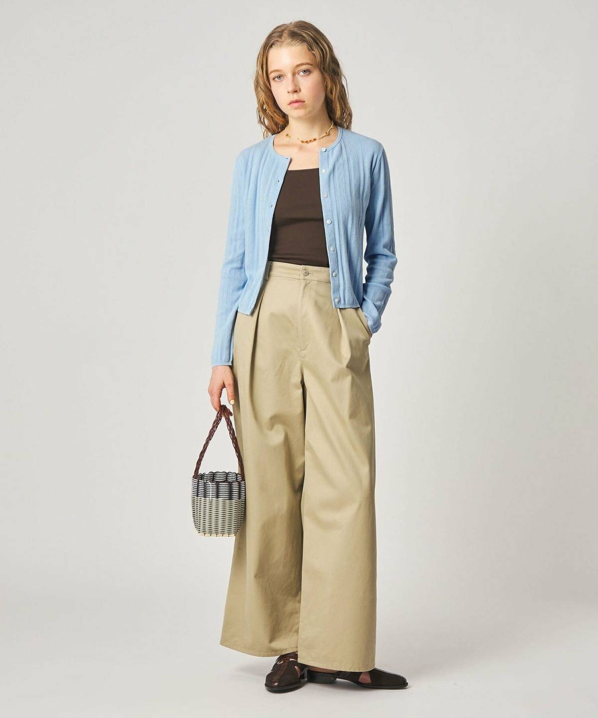 夏の水色カーディガンコーデ チノパン