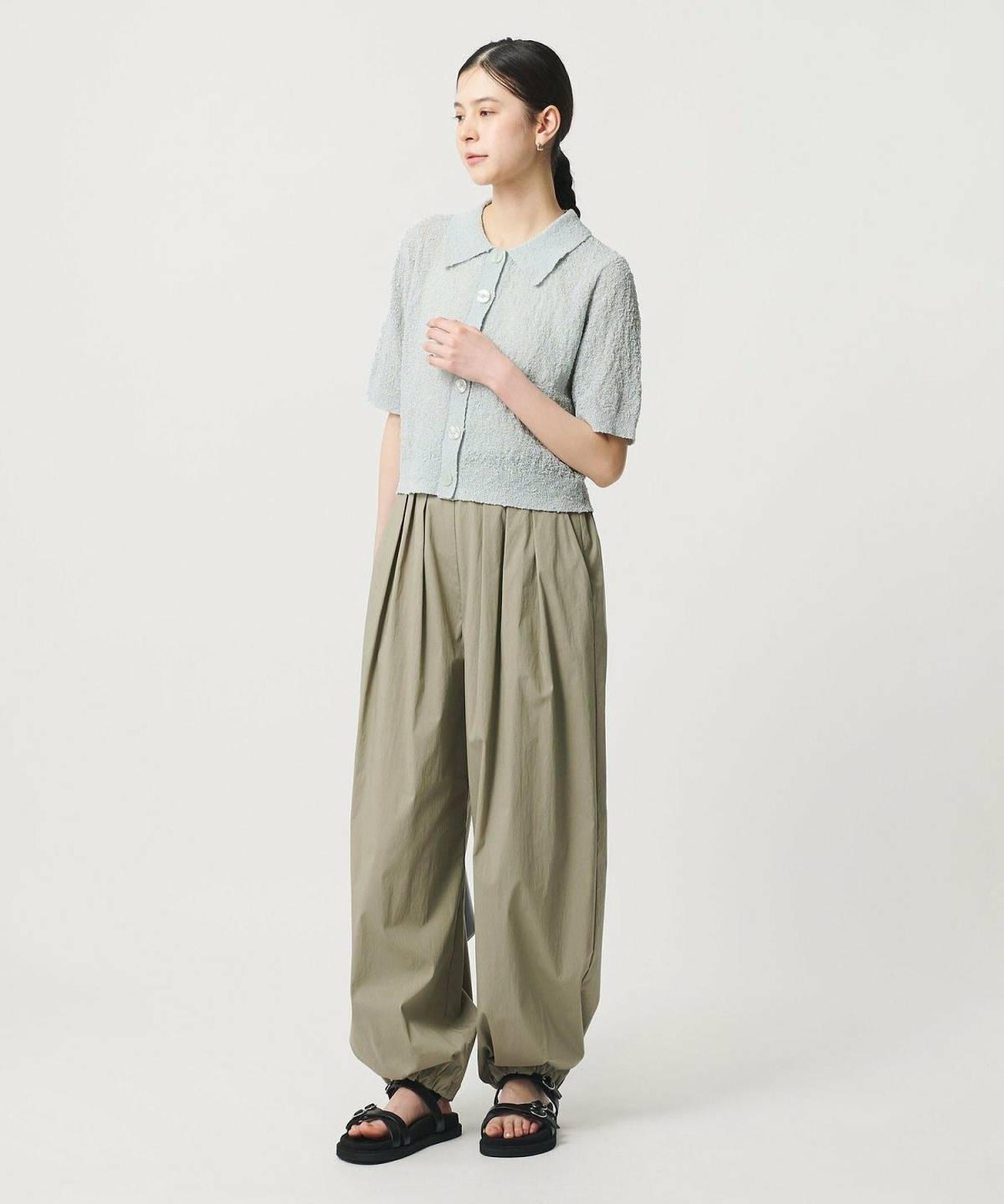 夏の水色カーディガンコーデ 半袖 カーキパンツ