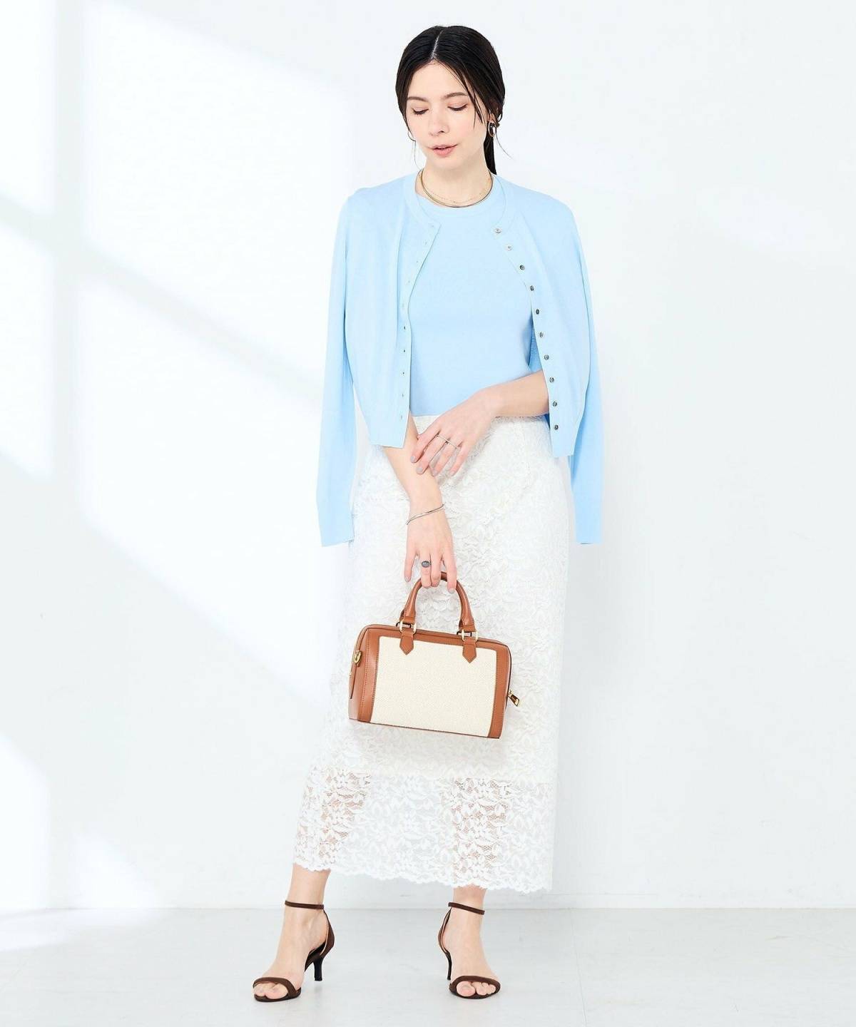 夏の水色カーディガンコーデ 白のレーススカート