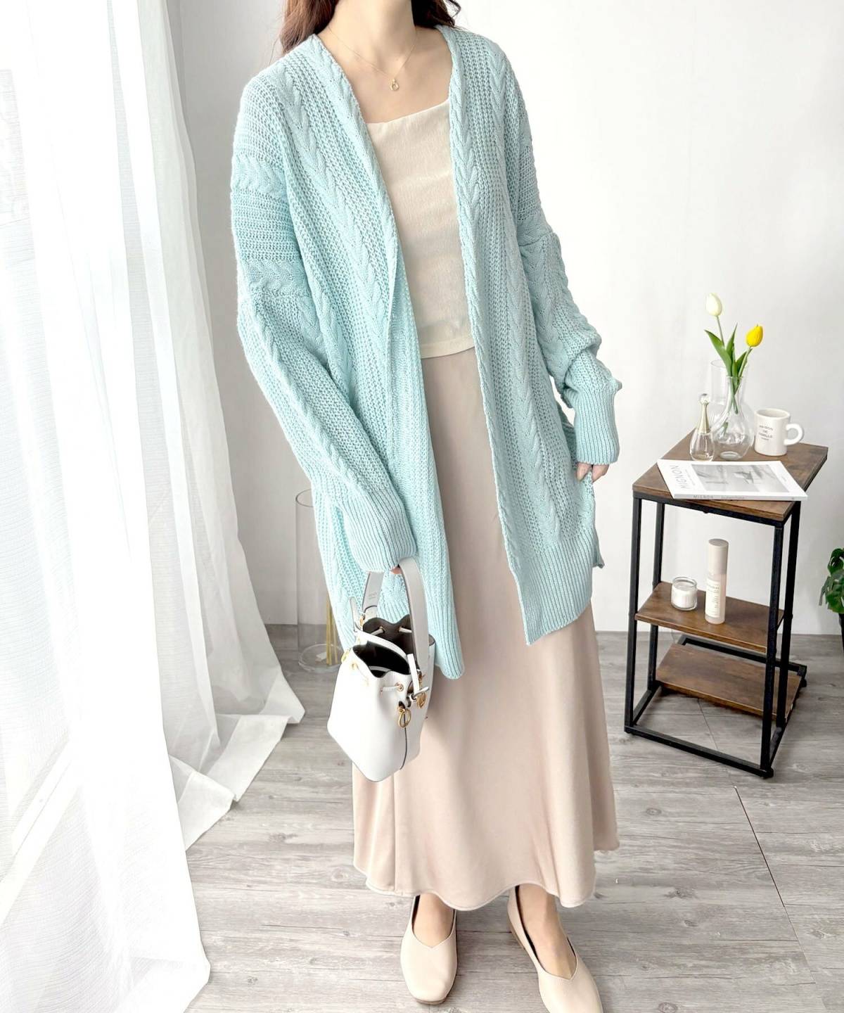 夏の水色カーディガンコーデ ロング丈 サテンスカート