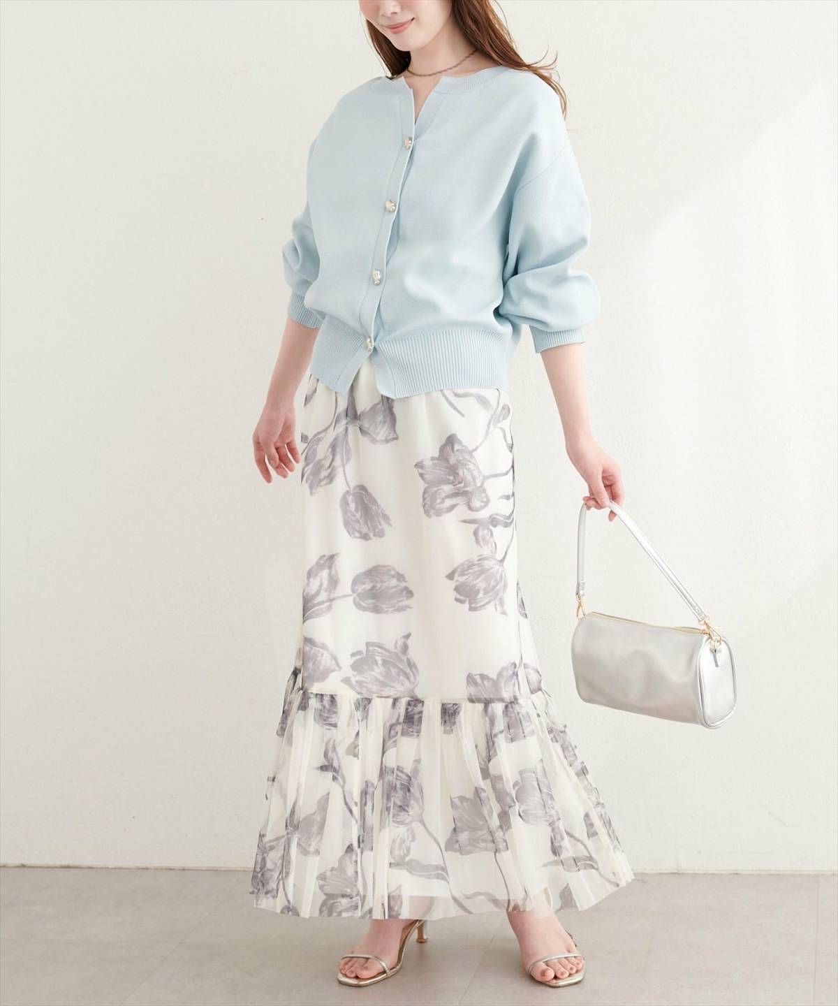 夏の水色カーディガンコーデ フラワープリントのスカート