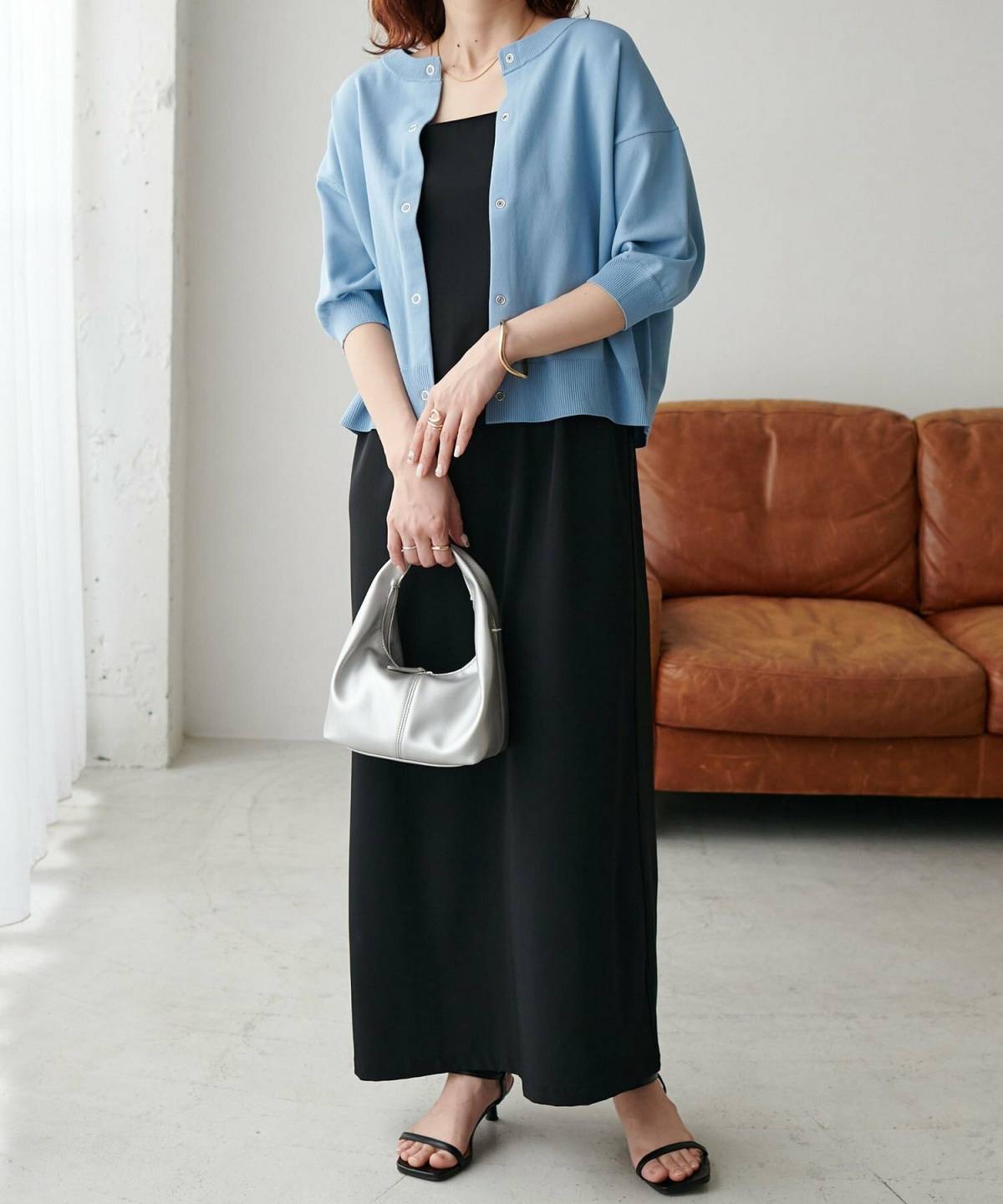 夏の水色カーディガンコーデ 黒ワンピース