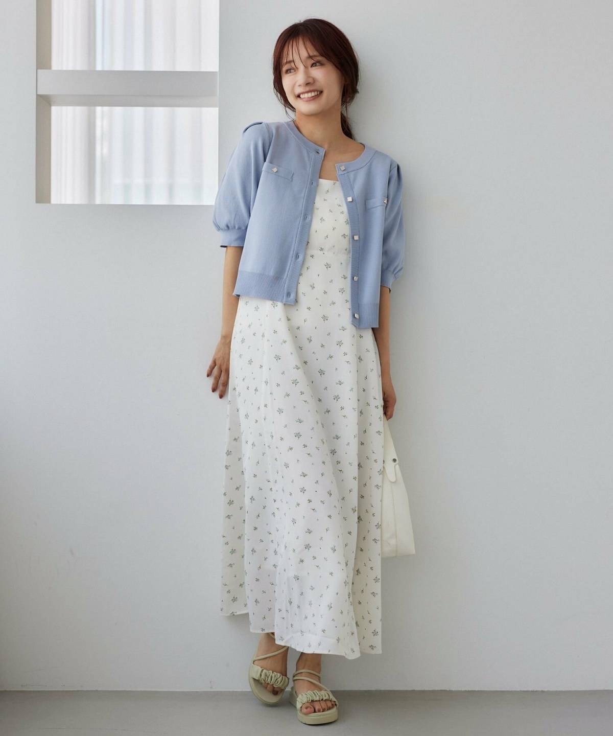 夏の水色カーディガンコーデ 花柄ワンピース