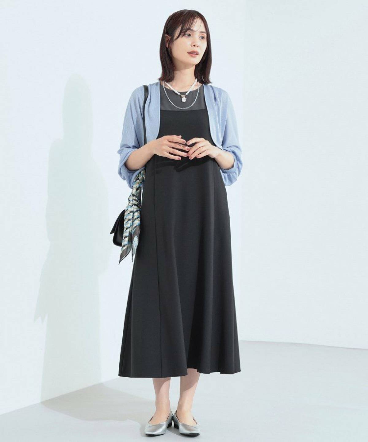 夏の水色カーディガンコーデ 黒ワンピース フラットシューズ