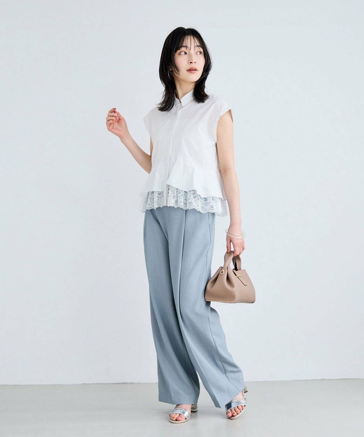 9月の大阪コーデ サックスブルーのパンツ ブラウス
