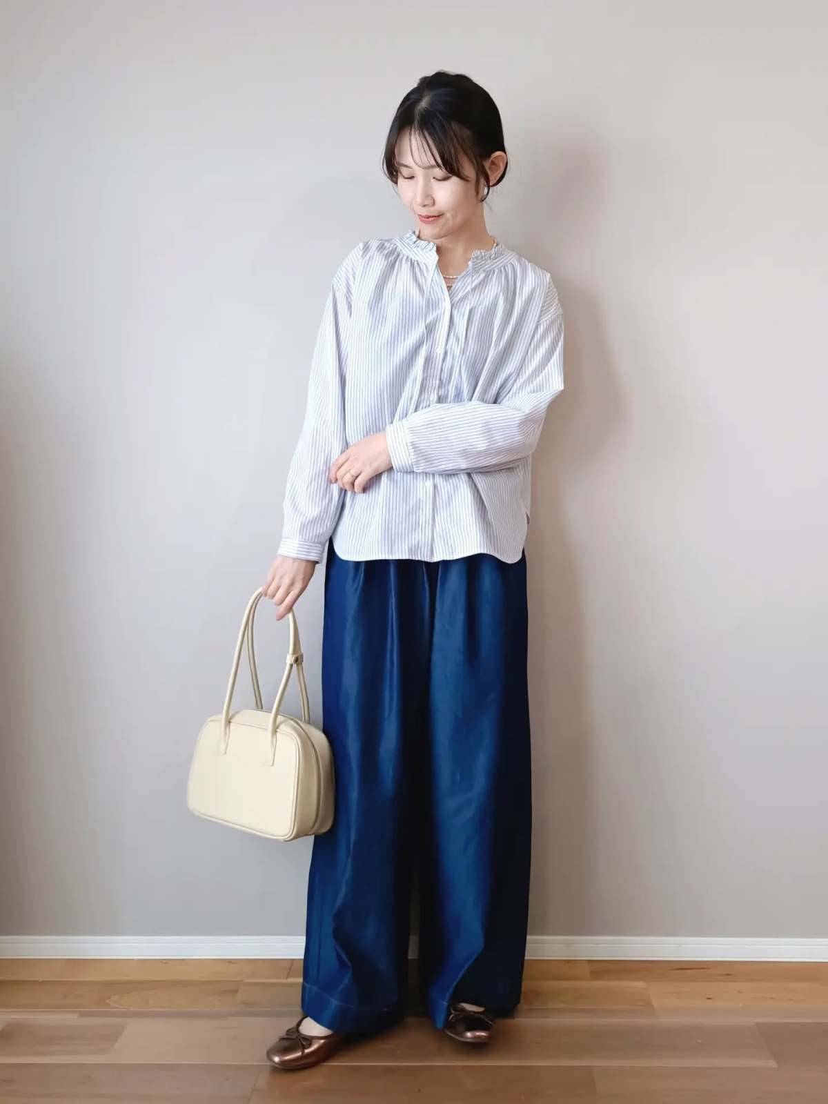 ストライプ柄のブラウスを合わせる♪