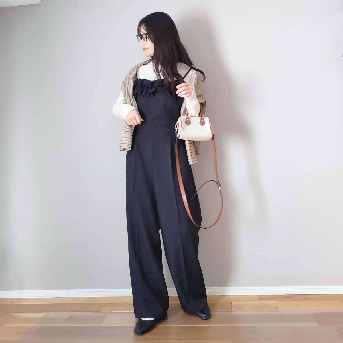 フリルサロペットの上に肩掛けする！