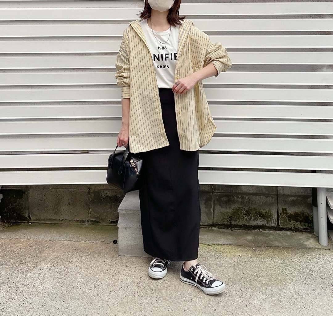 ロゴTシャツ×ストライプ柄シャツ