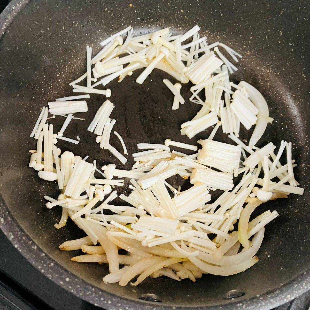 マ・マー公式の「余った魚で作れる！鮭のトマト煮込みパスタ」のレシピ